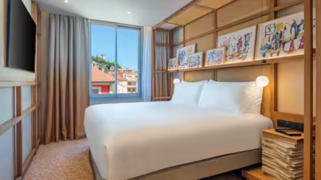 Canopy Cannes, King Room standard room bedroom