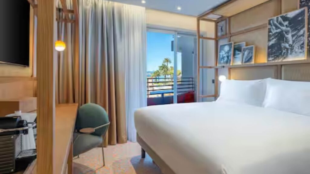 Canopy Cannes, King Room with Balcony standard room with balcony bedroom