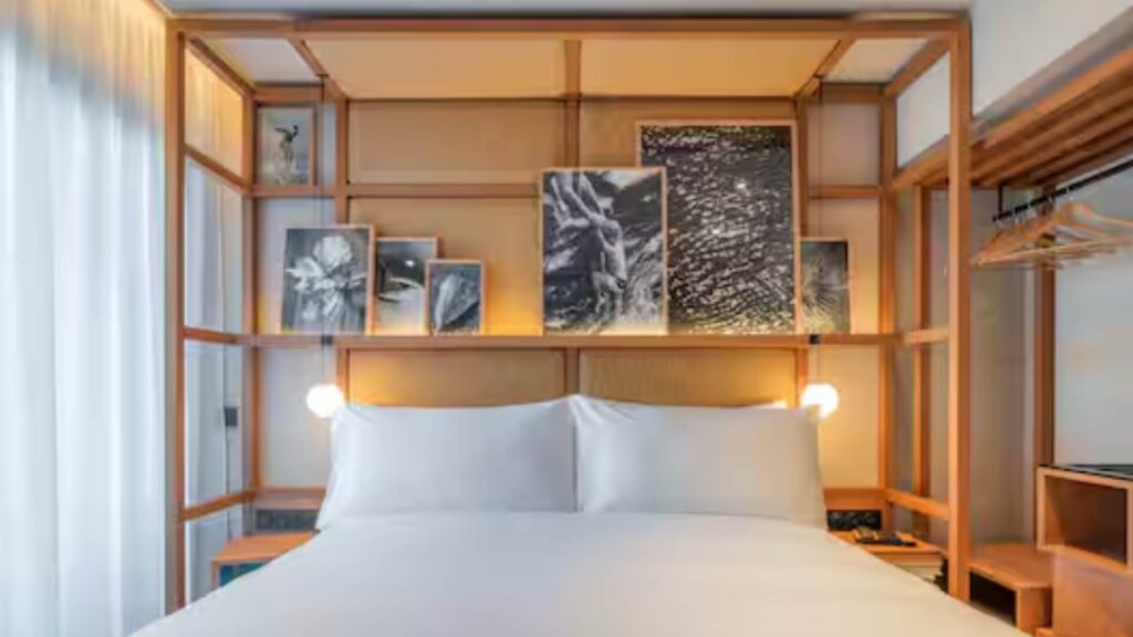Queen Premium Room with Partial Sea View