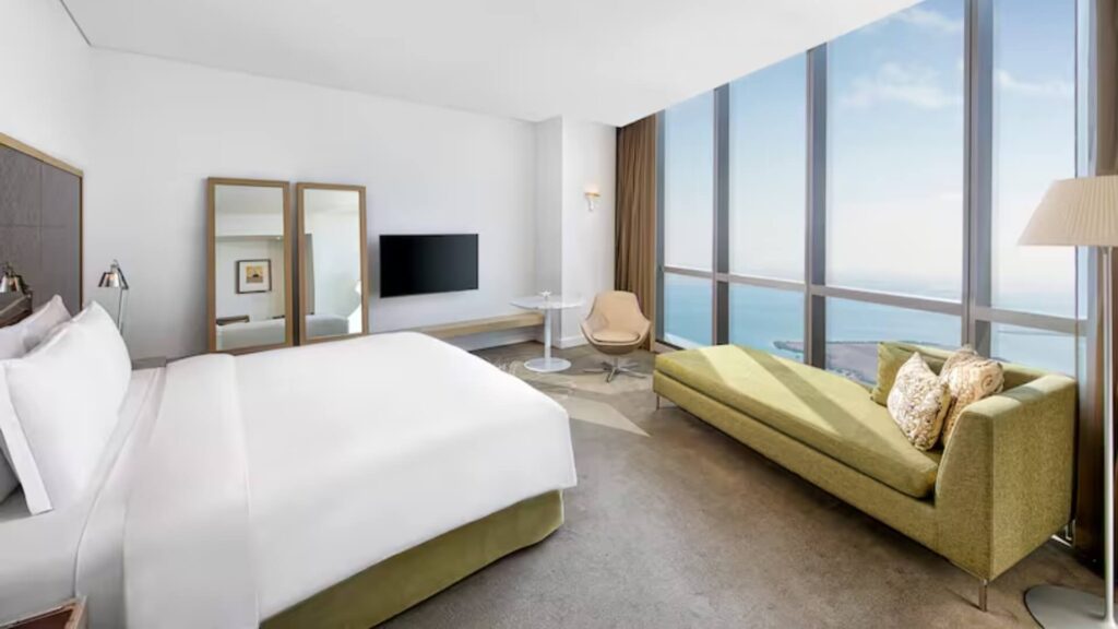 Conrad Abu Dhabi, King Club Room - Level 45