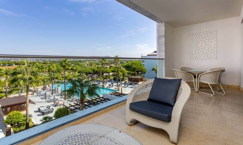 King Deluxe Suite with Pool View
